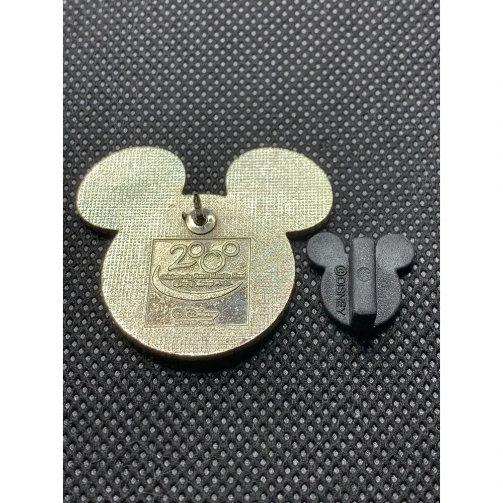 Vtg 2000 yin and yang Mickey Mouse Head icon Disney pin AUTHENTIC black white